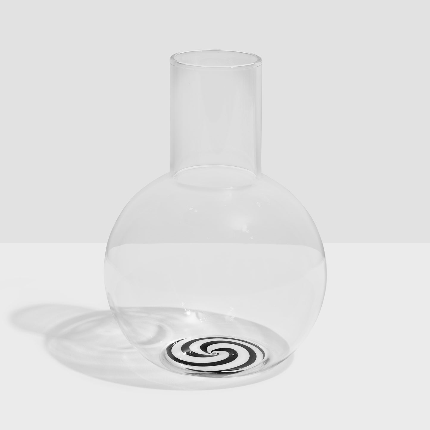 SWIRL CARAFE - BLACK/WHITE