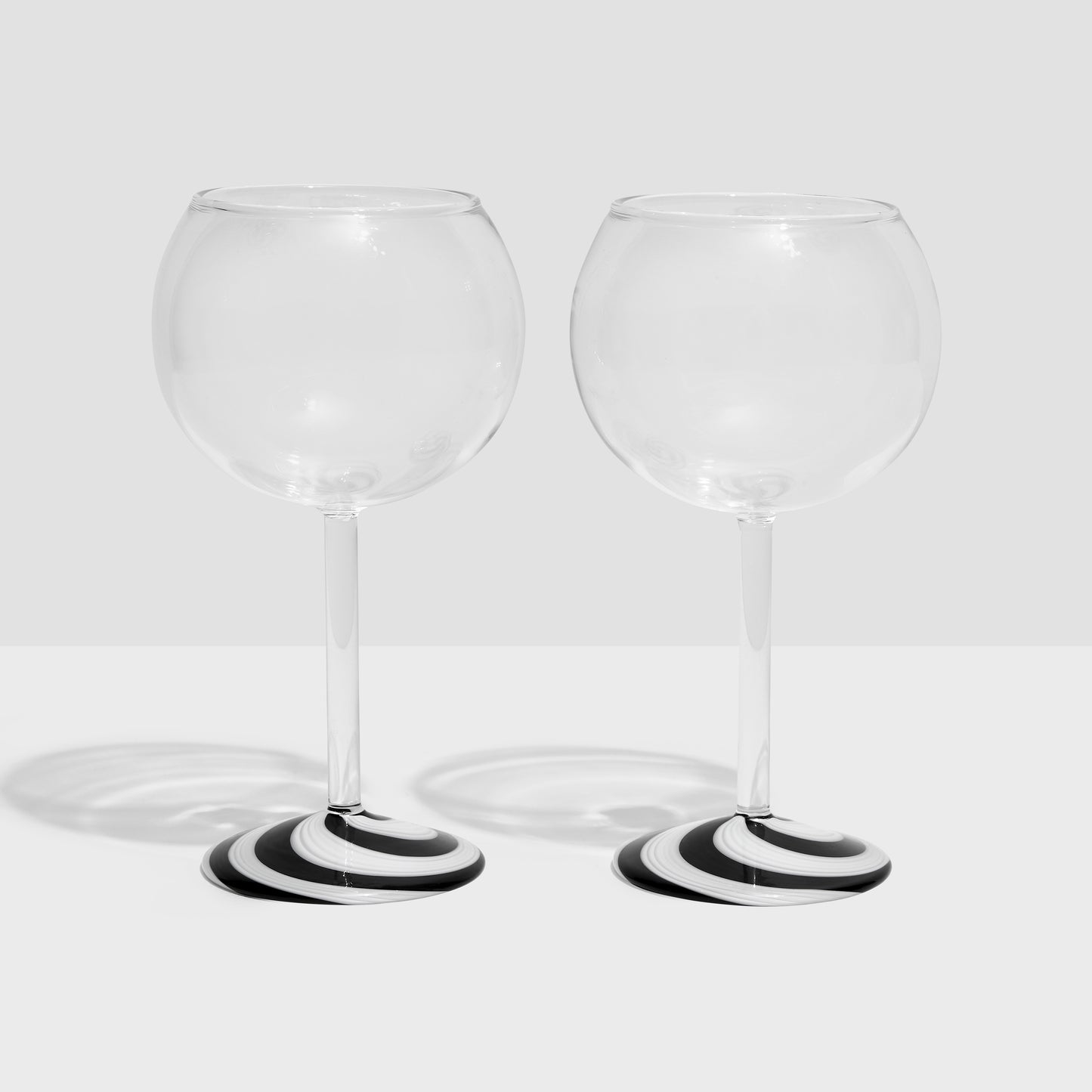 TWO X SWIRL WINE GLASSES -BLACK/WHITE